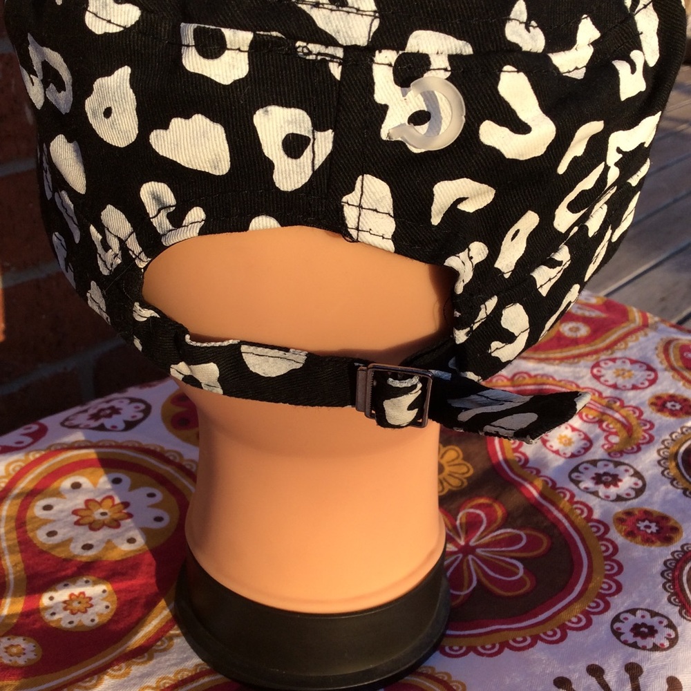 Cap with adjustable strap - Picture 2 of 3